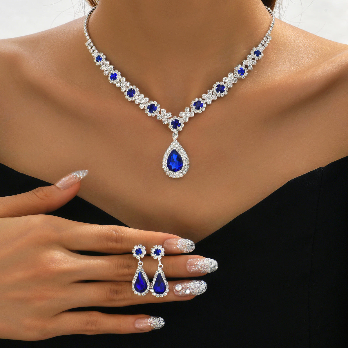 Elegant Jewelry Set with Necklace and Drop Earrings